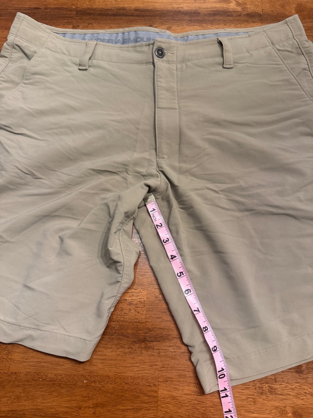 Under Armour Men's dark khaki Flat Front Shorts size 40 - 10 inch